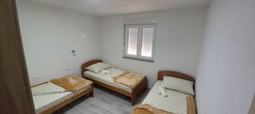 默主歌耶Spirit的客房设有两张床和窗户。