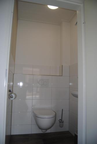 东卡佩勒Villa Dunopark 49的一间带卫生间和水槽的浴室