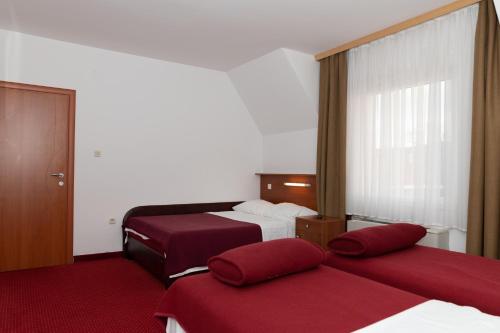 奥托查茨米尔尼库塔克酒店的酒店客房设有两张床和窗户。