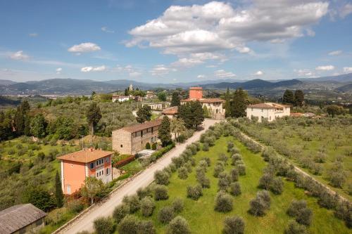 因普鲁内塔Tenuta Torre Rossa Farm & Apartments的享有村庄空中和道路的景色