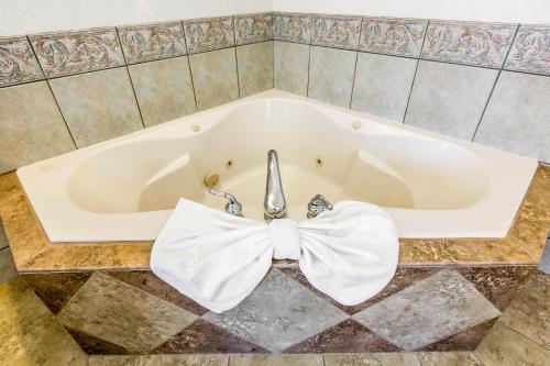 萨克拉门托市中心康福套房酒店的一间浴室