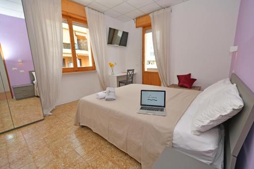 阿尔巴·阿德里亚蒂卡B&B Linae - Residence的一间卧室配有一张带笔记本电脑的床