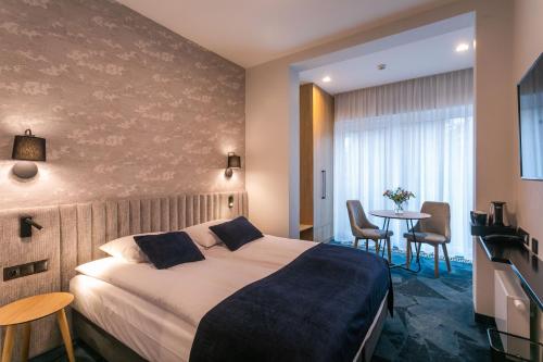 格但斯克Hotel Vesper House的酒店客房配有一张床铺和一张桌子。