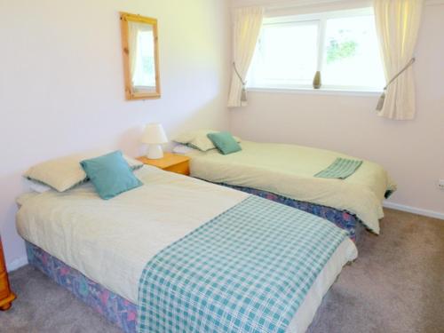 卡林顿Beautiful 3-Bed Cottage in Cornwall的带窗户的客房内的两张床