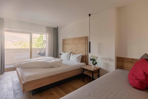 富内斯泰泽霍夫万德酒店的一间卧室设有两张床和大窗户