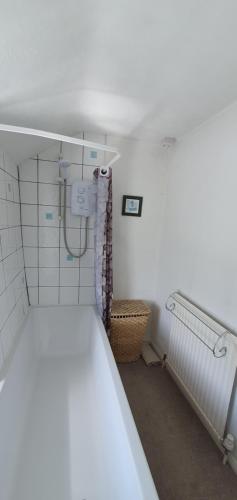 泰德斯韦尔Cornerstones Cottage, Tideswell的一间小浴室,内设淋浴。