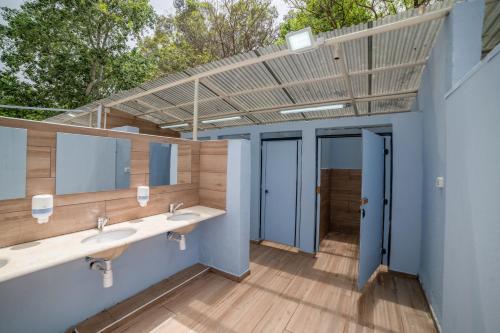 达夫纳Camping Dafna - By Travel Hotel Chain的浴室设有2个水槽和2面镜子