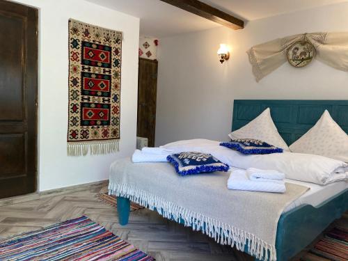 穆里吉奥尔Casa Soarelui的一间卧室配有带毛巾的床