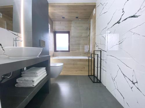 米兹多洛杰Willa Lazur ADULTS ONLY的浴室配有盥洗盆、卫生间和浴缸。