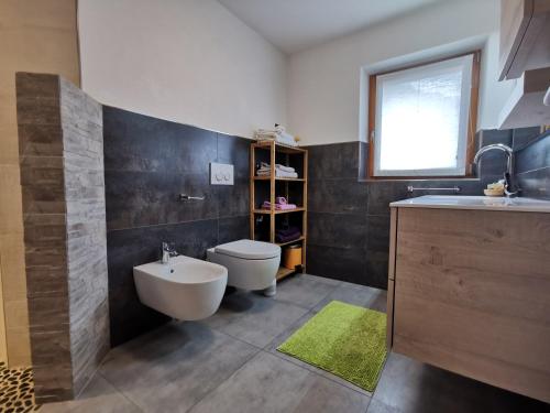 利维尼奥Appartamento Engy的浴室配有白色卫生间和盥洗盆。