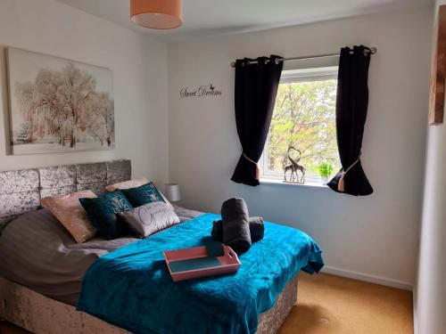 沃灵顿Emerald Blossom-Central Warrington, Luxurious Yet Homely, WiFi, Secure Parking的一间卧室,床上有泰迪熊
