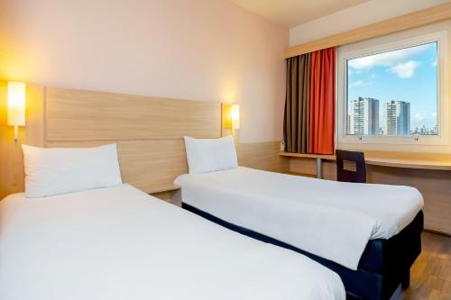 圣保罗圣保罗因特拉格斯宜必思酒店的酒店客房设有两张床和窗户。