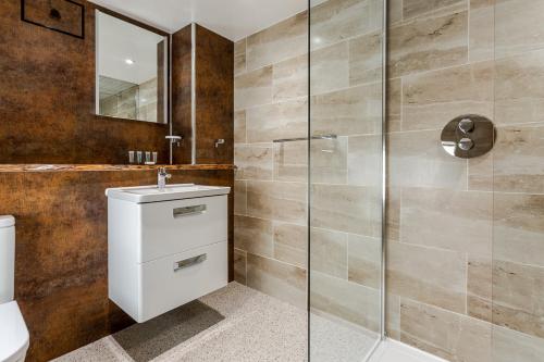 兰迪德诺Bryn Goleu Bed & Breakfast的一间带水槽和淋浴的浴室