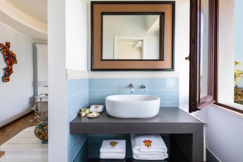 克罗托内Hotel Lido degli Scogli的一间带水槽和镜子的浴室
