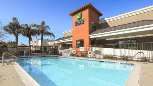 隆波克隆波克智选假日酒店的酒店前方的大型游泳池