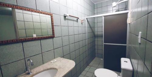 塔曼达雷Hotel Pousada Mar Azul的一间带水槽、卫生间和镜子的浴室