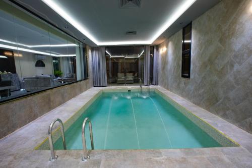 海米斯穆谢特الأيبنوس EBONyشالية فندقي بصالة سينما ومسبح بجهاز تدفئة的一座建筑物中央的游泳池