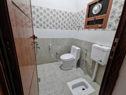 Al ‘AynVilla Salassel Al Jabal Al Akhdar فلة سلاسل الجبل الأخضر的一间带卫生间和水槽的浴室