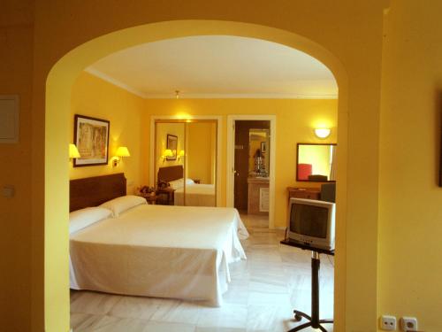 多列毛利诺斯阿尔贝罗别墅酒店的酒店客房,配有床和电视