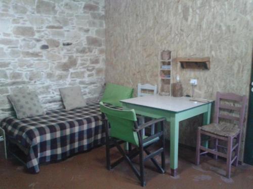 埃夫迪洛斯Stoneworld的配有桌子和桌椅的房间