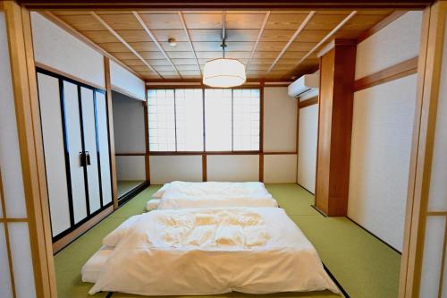 高山Manabi-stay Takayama SAKURA 提携駐車場利用可 古い町並みまで徒歩1分 最大9名宿泊可能な一等地で人工温泉を楽しむ的带3张床的窗户客房