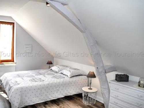 Channay-sur-LathanGîte Channay-sur-Lathan, 4 pièces, 6 personnes - FR-1-381-494的白色的卧室设有床和窗户