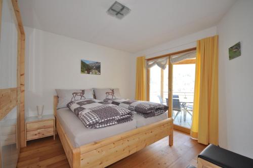 施库尔Buorcha的一间卧室设有一张床和一个阳台