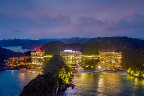 海防Flamingo Premium Lan Ha Bay Resort的水边夜亮的城市