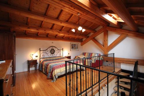 Montegalda法托瑞阿格利玛纳酒店的一间带一张床的卧室,位于带木制天花板的房间内