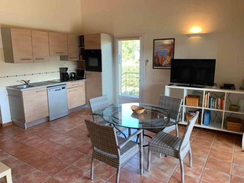 阿帕涅托Les Villas de Lava的厨房以及带桌椅的用餐室。