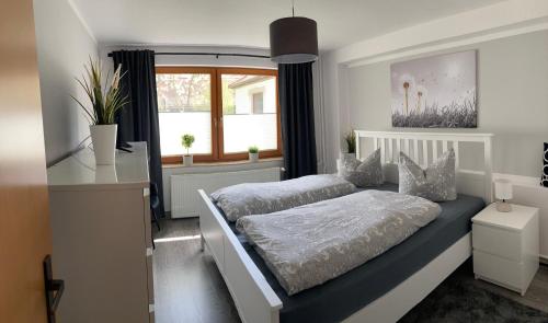 瓦伦Ferienwohnung Charline的一间卧室设有两张床和窗户。