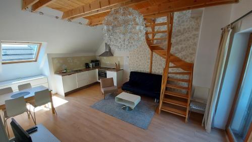 博维茨Apartments Supermjau的一间带螺旋楼梯的客厅和一间厨房