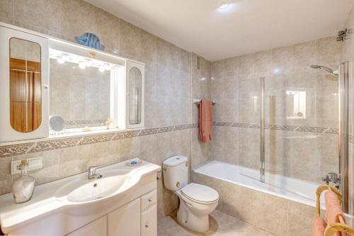 波连萨港Espectacular Apartamento的浴室配有卫生间、盥洗盆和淋浴。