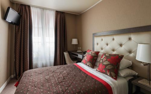 巴黎埃菲尔肯尼迪酒店的酒店客房设有床和窗户。