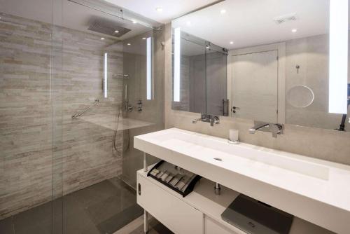 菲利普斯堡Port de Plaisance Resort, Trademark Collection by Wyndham的浴室配有白色水槽和淋浴。