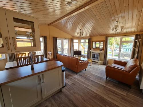 彭里斯Park Lodge的厨房以及带沙发和椅子的客厅。
