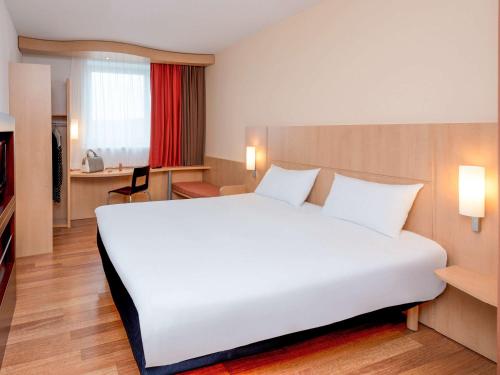 埃施比尔瓦宜必思酒店客房内的一张或多张床位