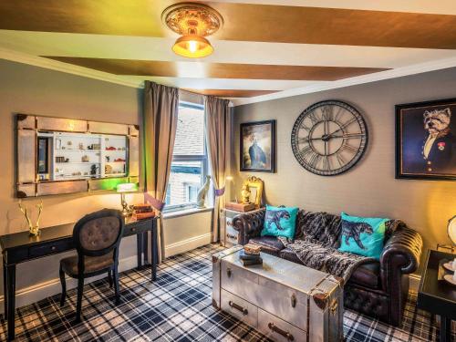 诺丁汉诺丁汉市中心美居酒店的客厅配有沙发和墙上的时钟