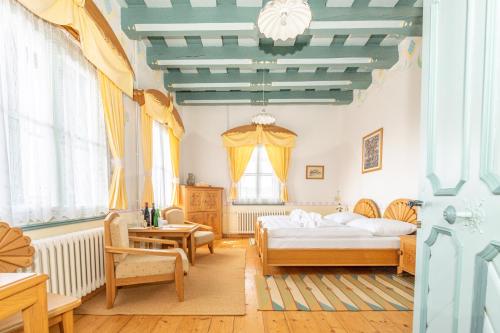 普罗斯特迪尼贝克瓦Libušín & Maměnka národní kulturní památky的一间卧室设有两张床和蓝色的天花板