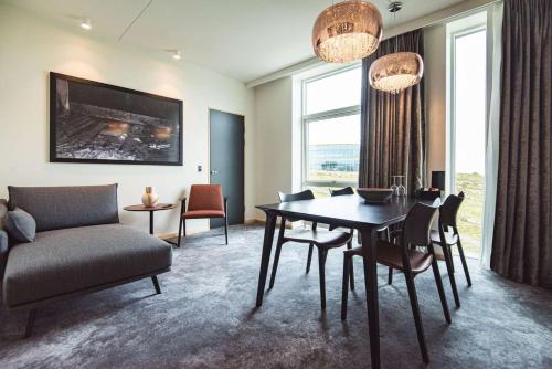 托尔斯港Hotel Brandan的客厅配有桌椅和沙发