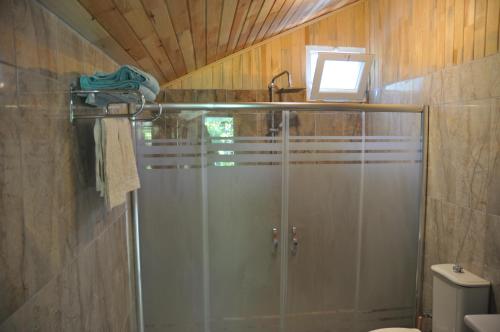 契拉勒Bellerofon Beach Otel的浴室里设有玻璃门淋浴