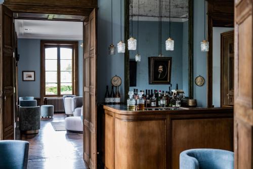 GuainvilleLe Domaine de Primard的一间酒吧,位于一间拥有蓝色墙壁的房间