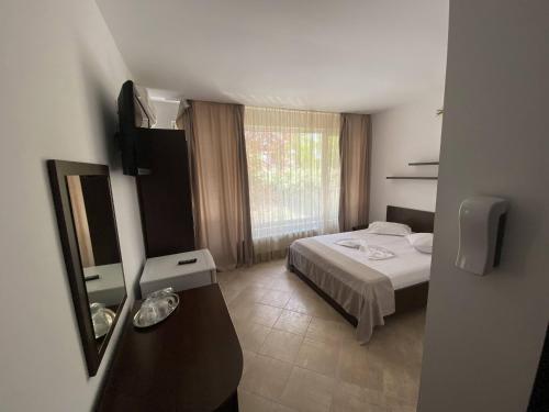 马马亚天际别墅旅馆的酒店客房设有床和窗户。