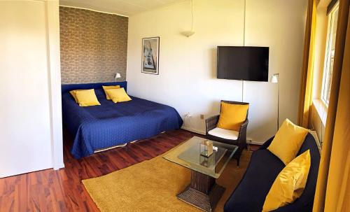 Nørre Vissing北辛库洛酒店的酒店客房,配有床和沙发