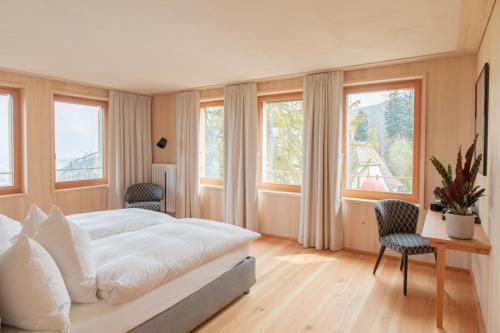 艾根塔尔Hotel Gasthaus Hergiswald的卧室配有一张床、一张书桌和窗户。