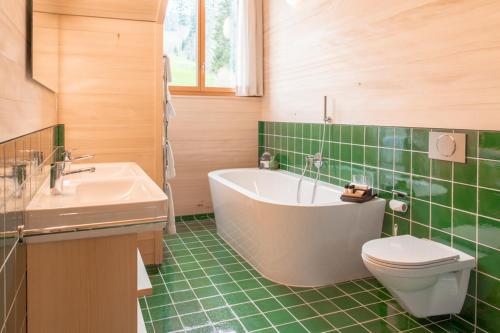 艾根塔尔Hotel Gasthaus Hergiswald的带浴缸、卫生间和盥洗盆的浴室