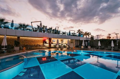 阿拉尼亚桑普莱姆酒廊酒店 - 仅限成人的大楼前的大型游泳池