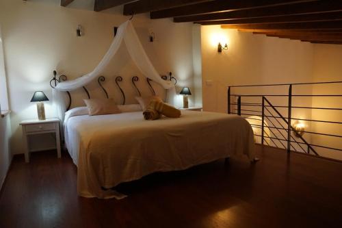 费拉尼特斯Agroturismo Sa Pletassa的卧室配有一张白色大床