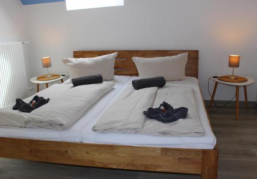 Sulsdorf auf FehmarnGästehaus Sulsdorf - Adults only的一间卧室配有两张带枕头的床。