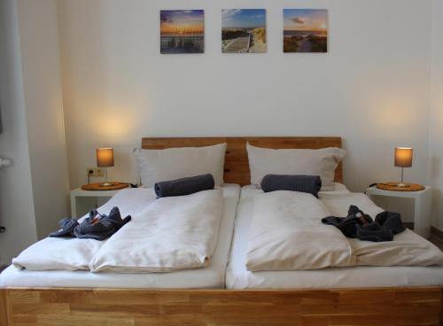 Sulsdorf auf FehmarnGästehaus Sulsdorf - Adults only的一间卧室配有一张带两个枕头的床